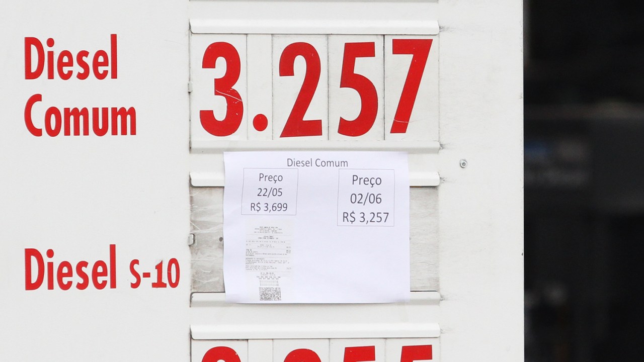 Posto de combustíveis em Campinas, no interior de São Paulo, reduziu o valor do diesel de R$ 3,669 para R$ 3,257 - 02/06/2018