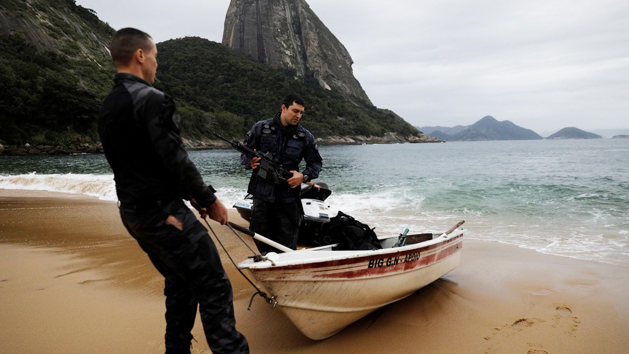 Policiais realizam operação na Praia Vermelha, no Rio de Janeiro (RJ) - 08/06/2018