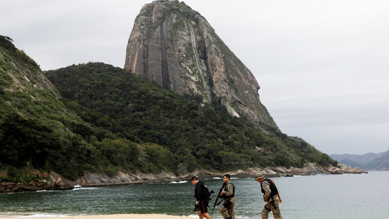 Policiais realizam operação na Praia Vermelha, no Rio de Janeiro (RJ) - 08/06/2018