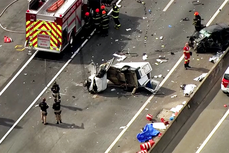 Colisão entre carro e ônibus deixou três mortos na Rodovia Presidente Dutra, região de Guarulhos (SP) - 02/06/2018