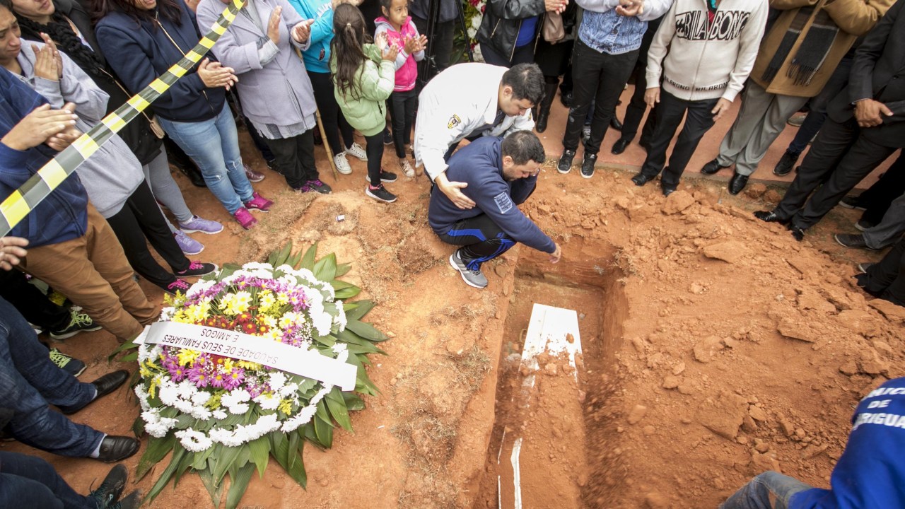 Enterro do corpo da menina Vitória Gabrielly, de 12 anos, no Cemitério Municipal de Araçariguama, no interior de São Paulo (SP) - 17/06/2018