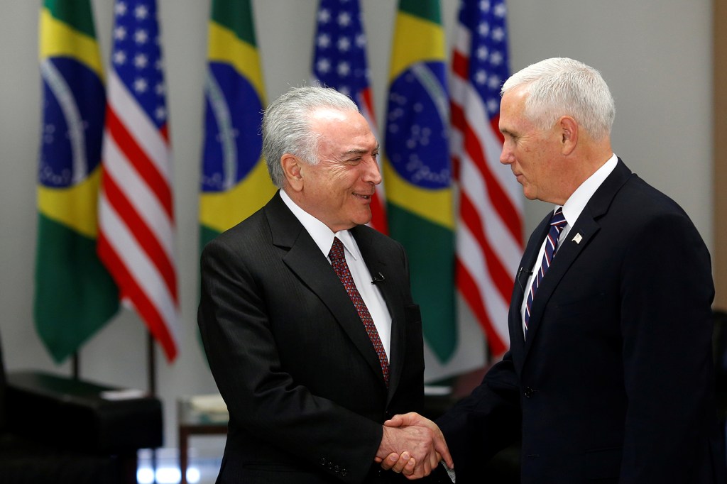 O presidente da República, Michel Temer,cumprimenta o vice-presidente dos EUA, Mike Pence, em Brasília (DF) - 26/06/2018