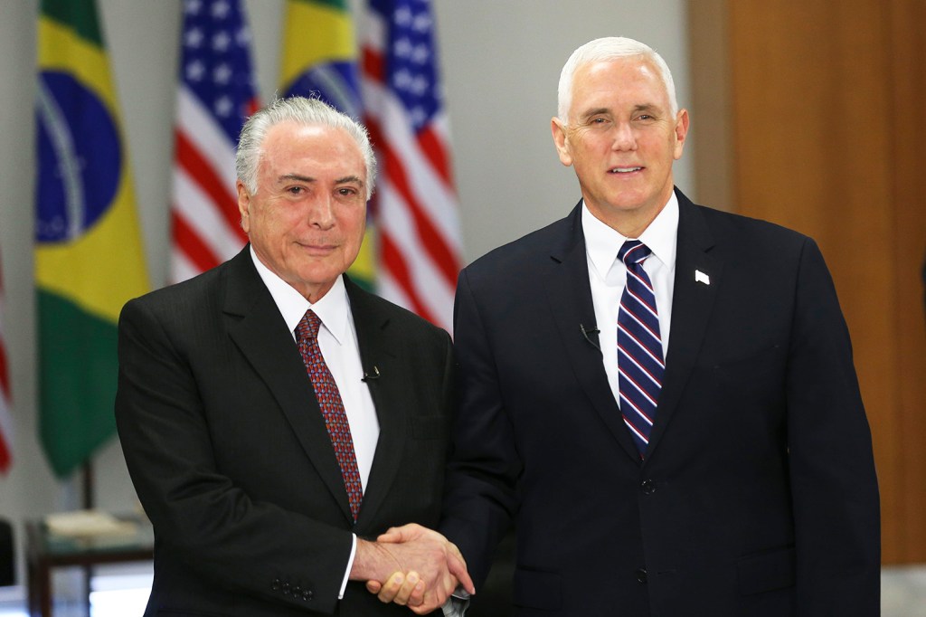 O presidente da República, Michel Temer,cumprimenta o vice-presidente dos EUA, Mike Pence, em Brasília (DF) - 26/06/2018