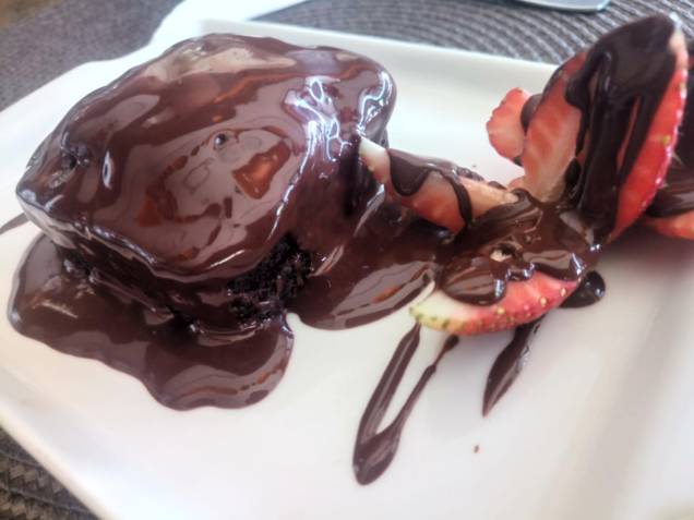 Brownie low carb de chocolate como sobremesa no jantar Brownie low carb de chocolate como sobremesa no jantar
