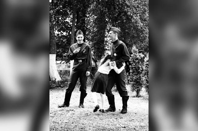 Canção do exílio Os jovens na cerimônia do 22 de junho: uniformes da União Soviética