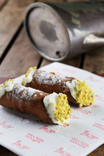 Baco: Cannoli siciliano recheado com ricota de cabra e pistache na sobremesa