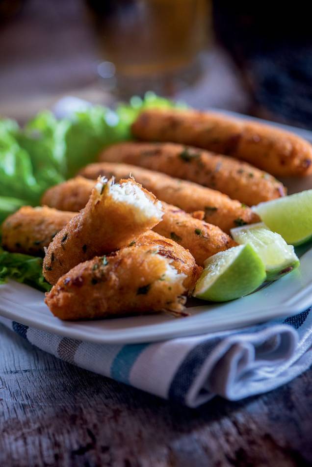 Bolinhos de bacalhau: R$ 8,00 a dupla Bolinhos de bacalhau: R$ 8,00 a dupla