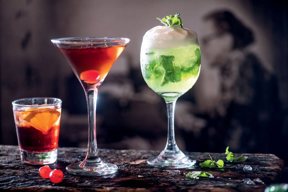 Os clássicos negroni e manhattan dry e o elixir do leprechaun: preços acessíveis