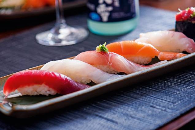 Os delicados niguiris: os itens compõem o menu course, levado à mesa por R$ 132,00 Os delicados niguiris: os itens compõem o menu course, levado à mesa por R$ 132,00