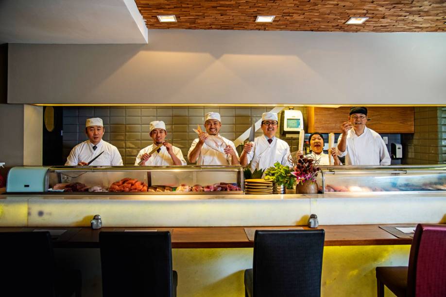 O chef Miyamoto (com o peixe) e cinco familiares, incluindo sua mãe, Miyuki: negócio familiar
