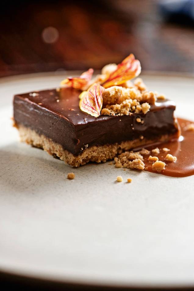 Para o desfecho: torta de chocolate com caramelo salgado e farofa doce Para o desfecho: torta de chocolate com caramelo salgado e farofa doce