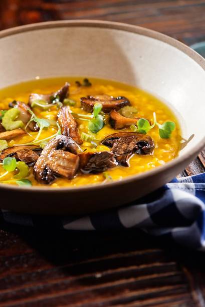 Risoto de moranga com cogumelos e picles de salsão: insumos orgânicos