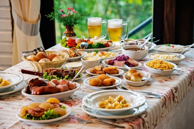 Entradas e pratos levados à mesa nos almoços: fartura inspirada em festejo dos imigrantes