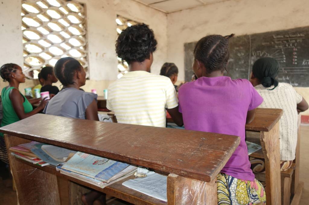 dr-congo-former-girl-soldiers-among-those-in-a-numeracy-and-literacy-class-south-kivu-2016 dr-congo-former-girl-soldiers-among-those-in-a-numeracy-and-literacy-class-south-kivu-2016