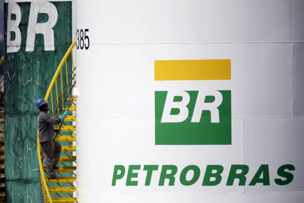 Funcionário pinta tanque da Petrobras em Brasília