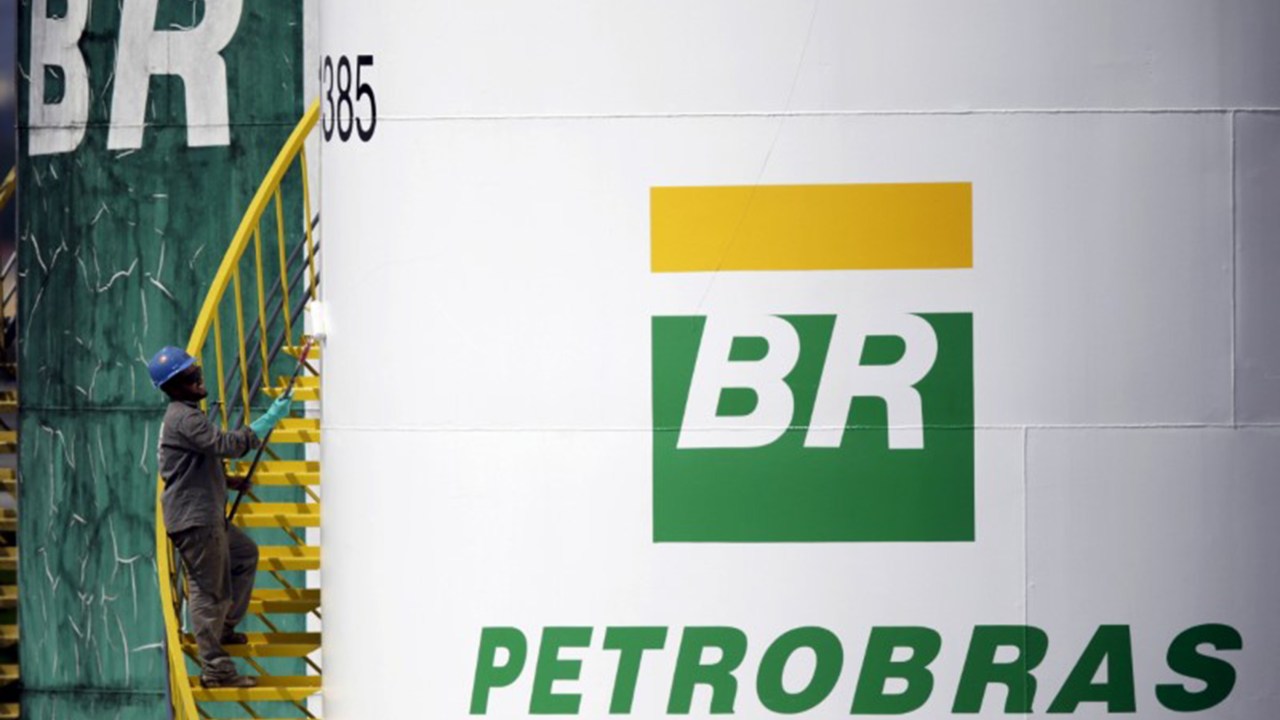 Funcionário pinta tanque da Petrobras em Brasília