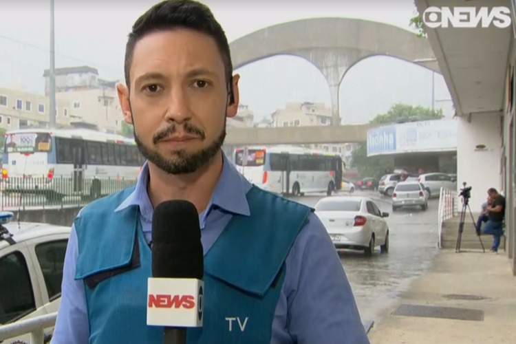 Equipe da GloboNews é atacada ao vivo por uma pedra | VEJA