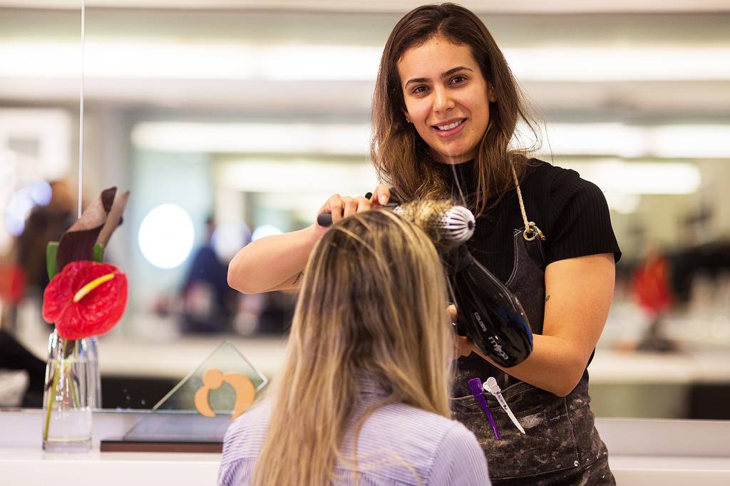 A cabeleireira do salão de beleza MG Hair, Regina França - 05/06/2018