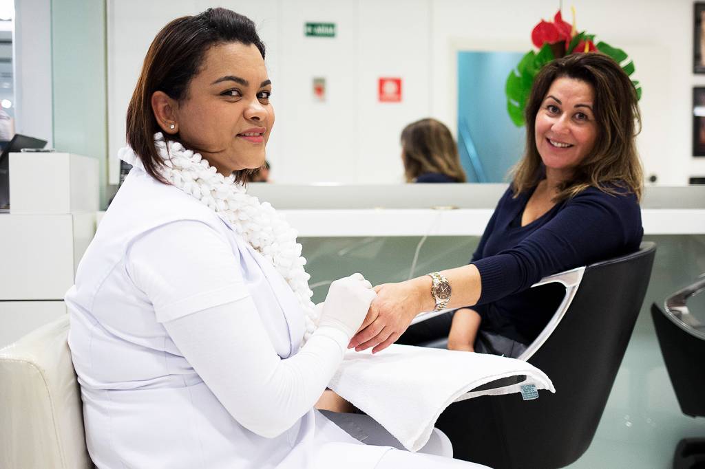 A manicure Maria Gonçalves e a e representante comercial, Vanilda Varella - 05/06/2018