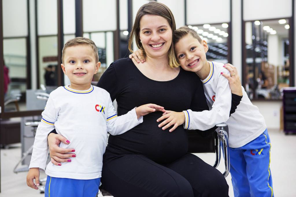 Caroline Nicoletta com seus filhos Enzo Gabriel e Pedro Henrique - 05/06/2018