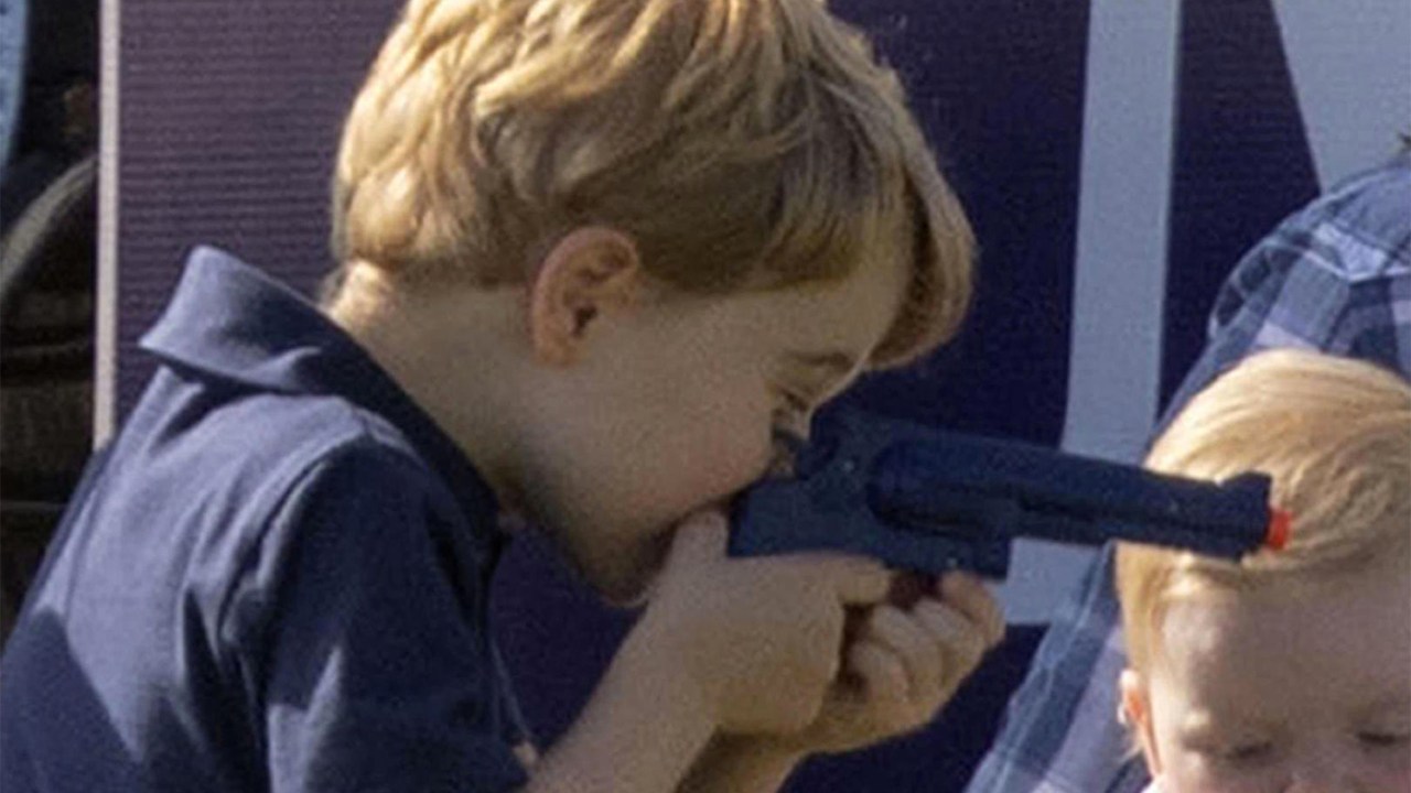 Príncipe George é visto com uma arma de brinquedo