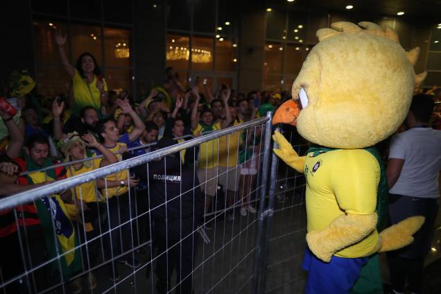 Canarinho Pistola cumprimenta torcedores na chegada da delegação em Moscou - 25/06/2018 Canarinho Pistola cumprimenta torcedores na chegada da delegação em Moscou - 25/06/2018