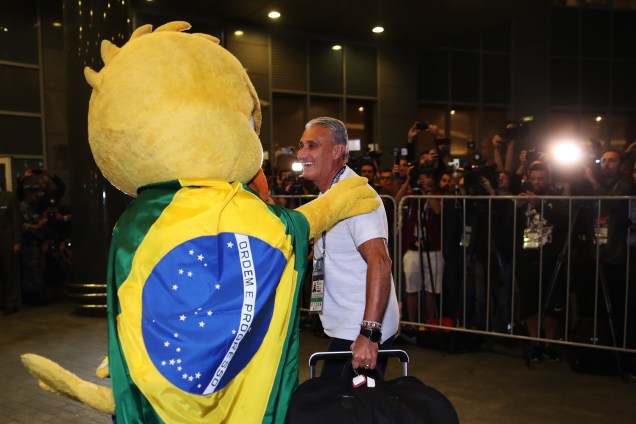 O técnico da Seleção Brasileira, Tite, cumprimenta o Canarinho Pistola, na chegada da delegação em Moscou - 25/06/2018