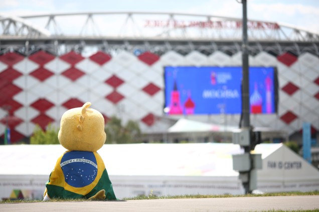 Canarinho Pistola é fotografado em frente à arena Spartak em Moscou antes da partida entre Brasil e Sérvia - 27/06/2018