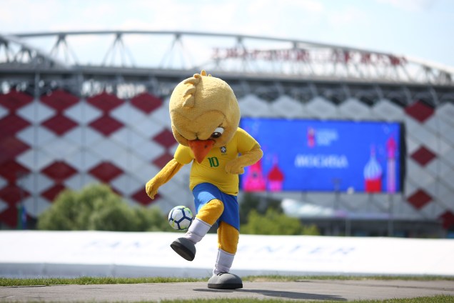 Canarinho Pistola é fotografado em frente à arena Spartak em Moscou antes da partida entre Brasil e Sérvia - 27/06/2018