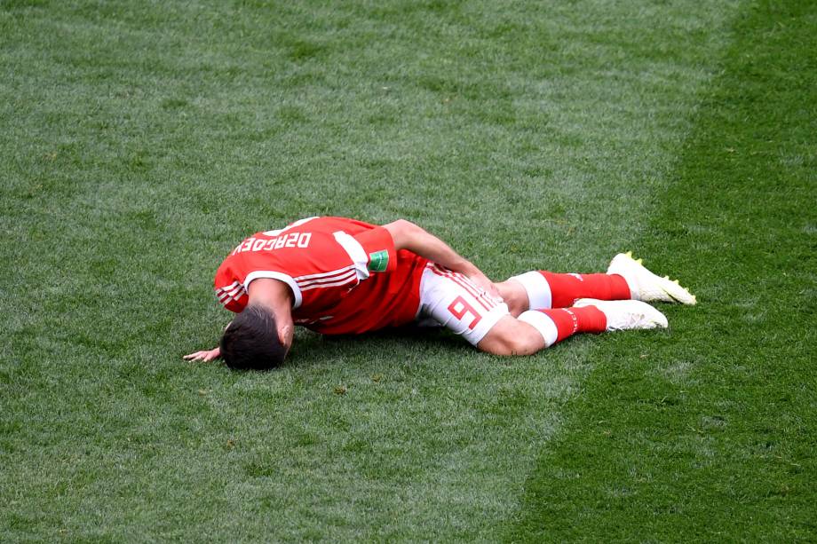 Alan Dzagoev, da Rússia, sai lesionado da partida de abertura da Copa do Mundo contra a Arábia Saudita, no estádio Luzhniki, em Moscou - 14/06/2018