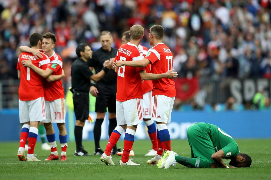 Jogadores russos comemoram a vitória sobre a arábia Saudita por 5 a 0 na partida de estreia da Copa do Mundo 2018, no estádio Luzhniki, em Moscou - 14/06/2018