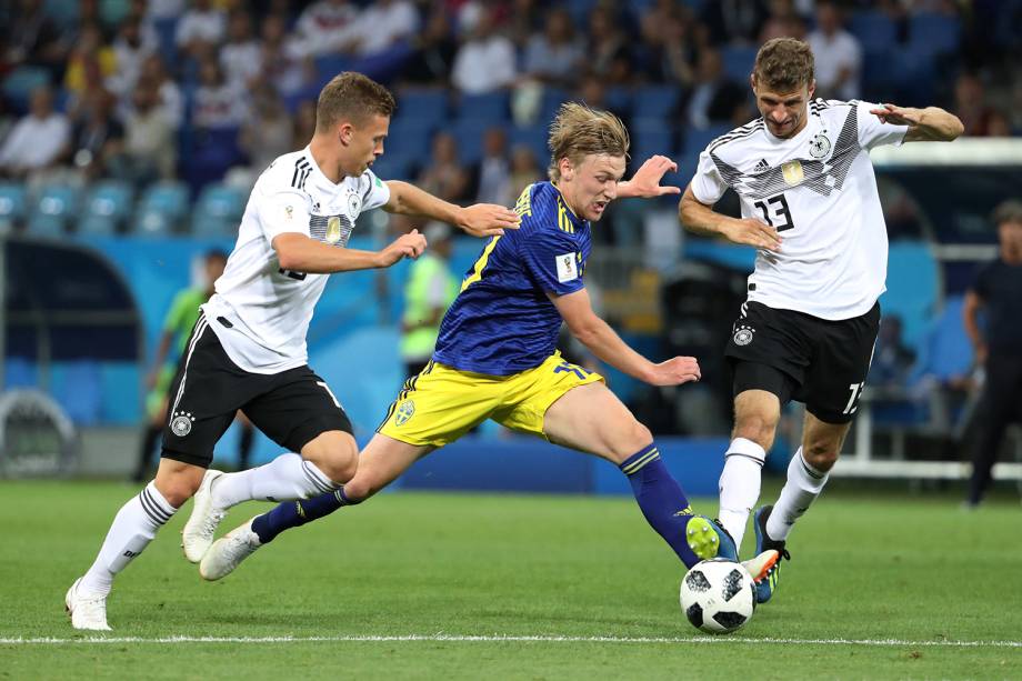 Emil Forsberg, da Suécia, é cercado pelos alemães Joshua Kimmich e Thomas Muller - 23/06/2018