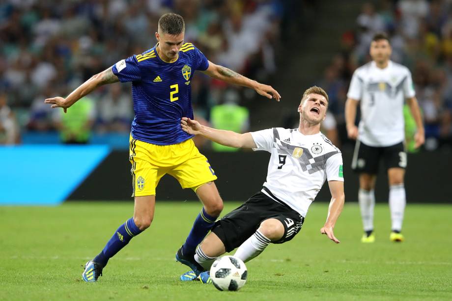 Timo Werner recebe falta de Mikael Lustig, durante partida entre Alemanha e Suécia, válida pelo grupo F da Copa do Mundo - 23/06/2018