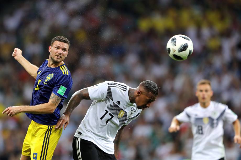 Marcus Berg (esq) disputa bola com Jerome Boateng durante partida entre Alemanha e Suécia - 23/06/2018