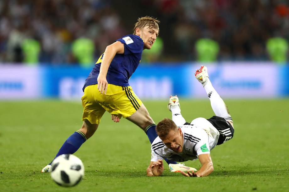 Joshua Kimmich disputa bola com Emil Forsberg, durante partida entre Alemanha e Suécia - 23/06/2018