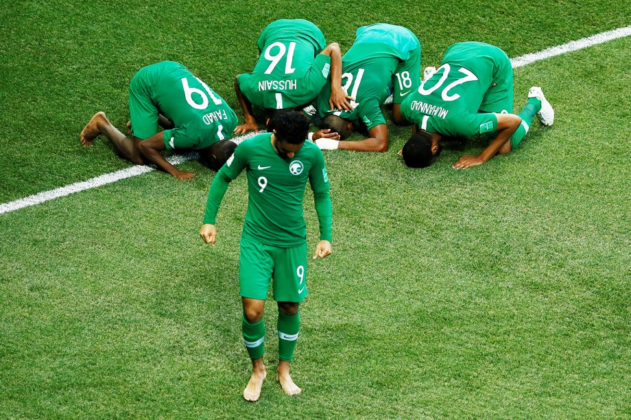 Jogadores da Arábia Saudita comemoram após vencerem a seleção do Egito por 2 a 1, em Volgogrado - 25/06/2018