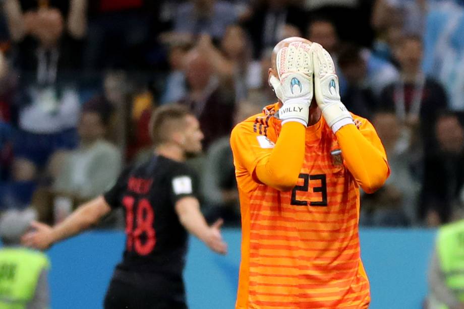 O goleiro da Argentina, Willy Caballero, falha durante o primeiro gol da Croácia, em partida válida pelo grupo D da Copa do Mundo - 21/06/2018