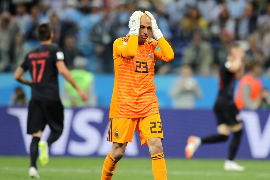 O goleiro da Argentina, Willy Caballero, falha durante o primeiro gol da Croácia, em partida válida pelo grupo D da Copa do Mundo - 21/06/2018