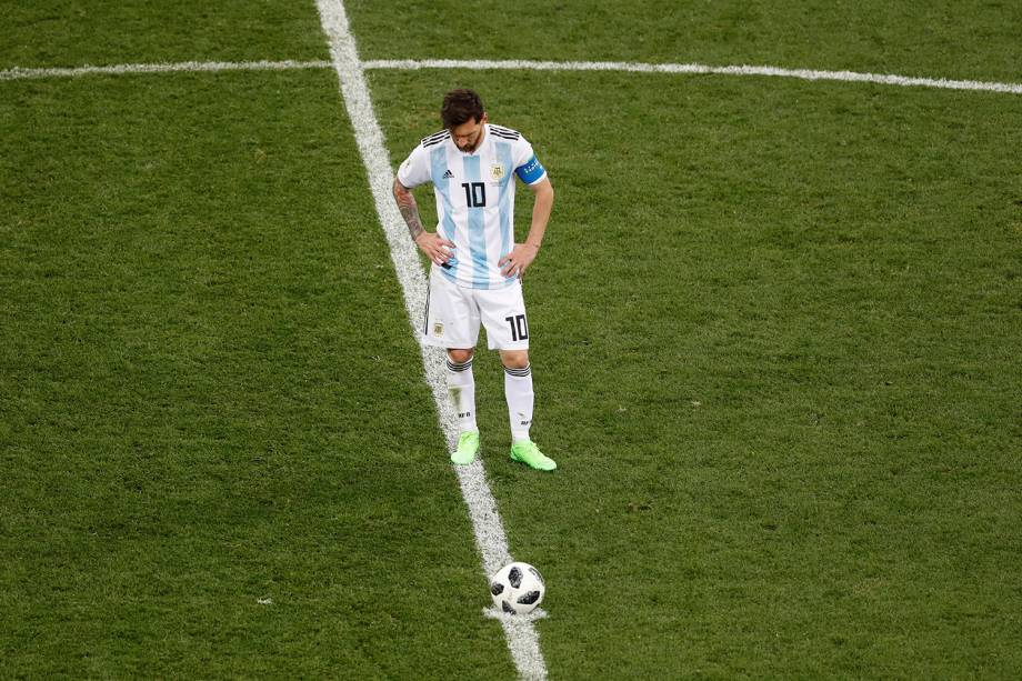 Lionel Messi, da Argentina, lamenta o gol sofrido no meio de campo, enquanto aguarda para retomar a partida com a Croácia - 21/06/2018