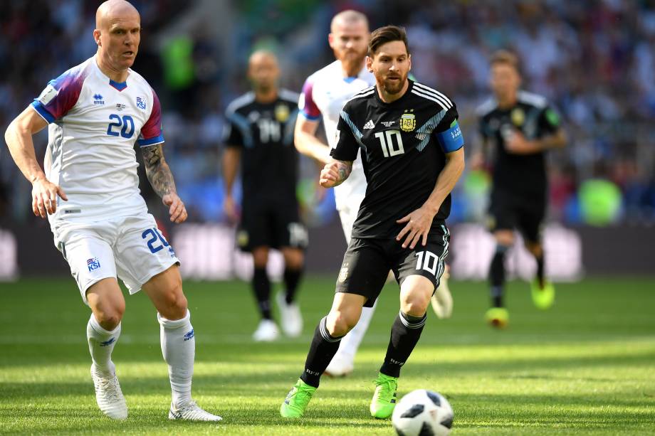 O argentino Lionel Messi é marcado de perto pelo volante Emil Hallfredsson da Islândia, na partida de estreia das seleções do grupo D da Copa do Mundo da Rússia - 16/06/2018