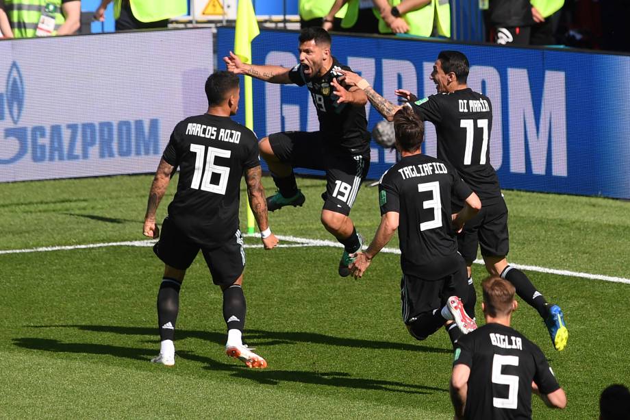 Jogadores da Argentina comemoram o gol de Sergio Aguero na partida contra a Islândia no estádio Spartak, em Moscou