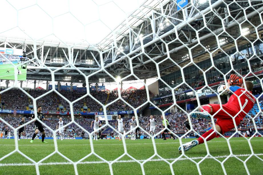 O goleiro Hannes Halldórsson da Islândia defende cobrança de pênalti de Lionel Messi na partida de estreia das seleções na Copa do Mundo da Rússia