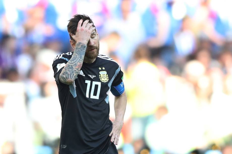 O atacante argentino Lionel Messi lamenta pênalti perdido na partida contra a Islândia