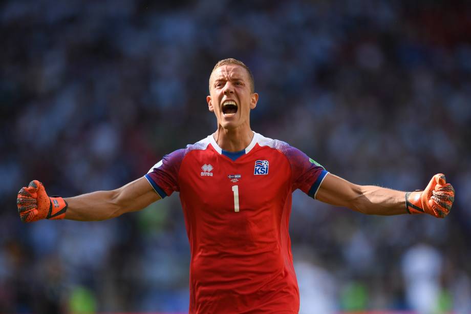 O goleiro Hannes Halldorsson comemora gol de empate da Islândia na partida contra a Argentina, no estádio Spartak em Moscou - 16/06/2018