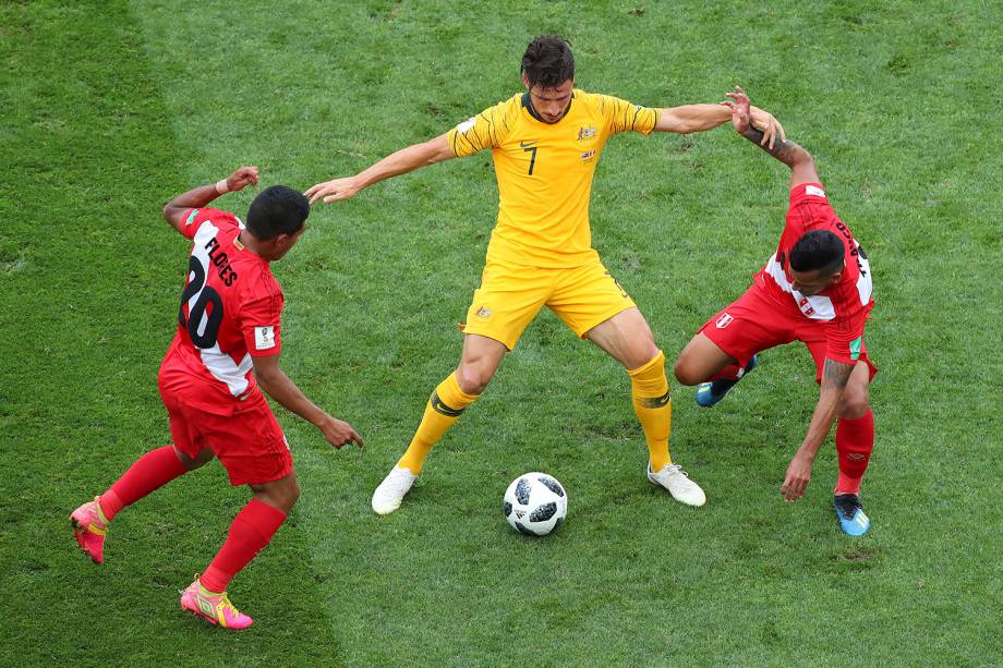 O australiano, Mathew Leckie, é marcado por dois jogadores do Peru, durante a partida válida pela terceira rodada do grupo C, no estádio Fisht - 26/06/2018