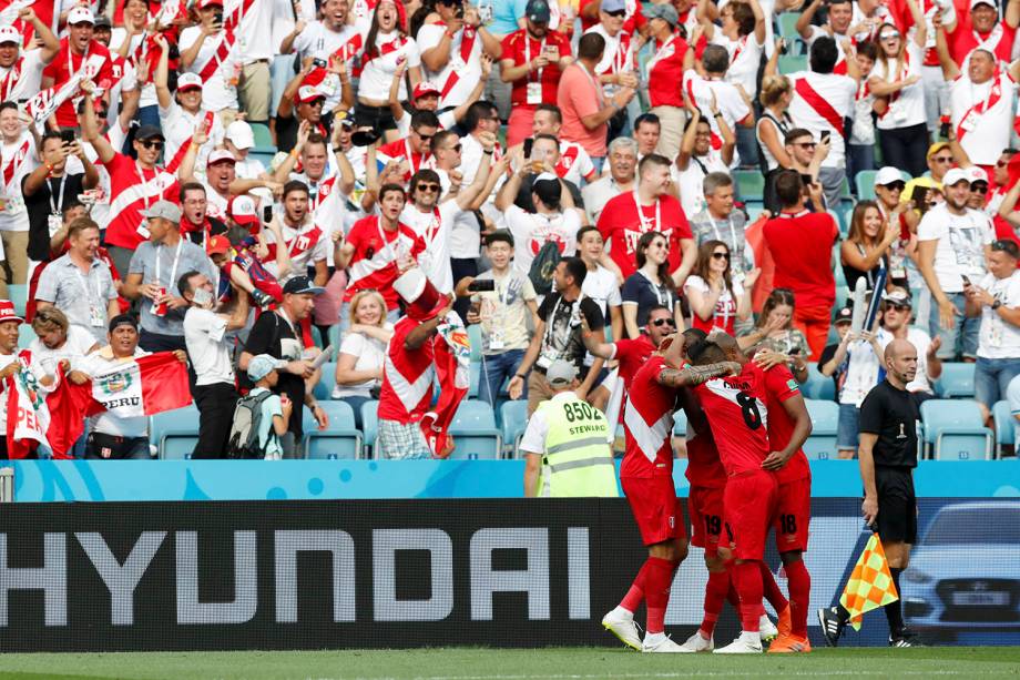 O peruano, Andre Carrillo, comemora o gol marcado contra a Austrália com os companheiros de time ao lado da torcida - 26/06/2018