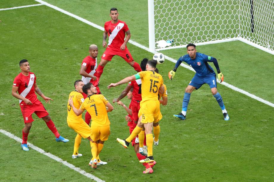Mile Jedinak, da Australia, arrisca uma cabeça contra o gol do Peru - 26/06/2018