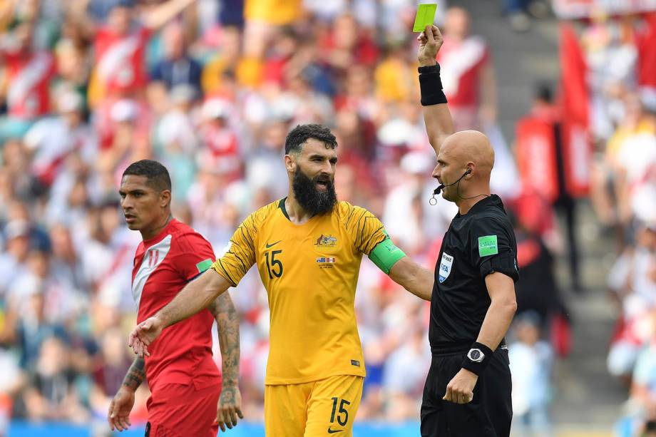 O árbitro, Sergei Karasev, mostra o cartão amarelo para o australiano, Mile Jedinak, após uma falta cometida p- 26/06/2018