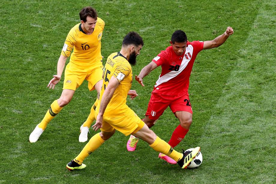 Mile Jedinak, da Austrália, rouba uma bola do peruano, Edison Flores - 26/06/2018