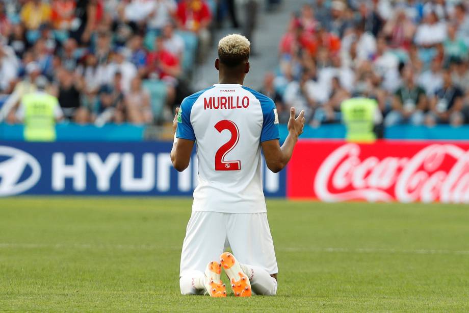 O panamenho Michael Amir Murillo faz oração antes da partida contra a Bélgica, em Sochi - 18/06/2018